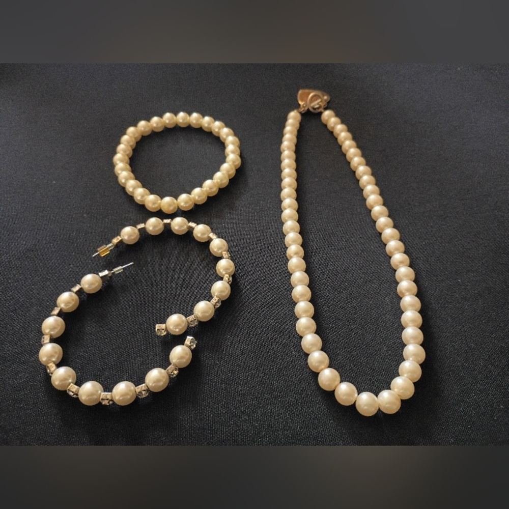 3 PIECE FAUX PEARL & RHINESTONE JEWELRY SET.
